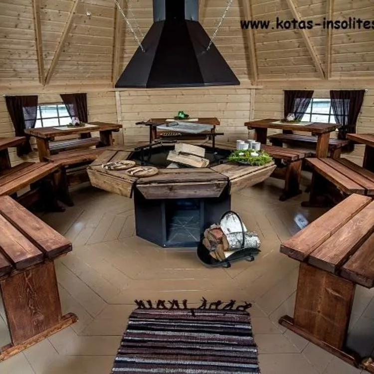 Kota Grill 25m2 avec tables, bancs et grill central